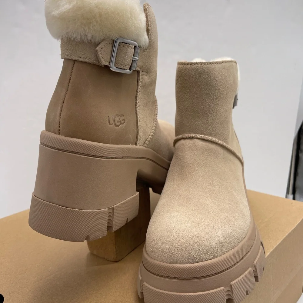 UGG Women's W BROOKLYN BUCKLE PLATFORM HIGH HEELS BOOTS SAND Tan Ankle Boots